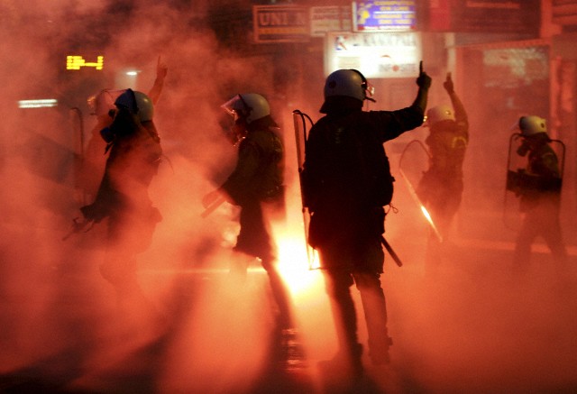 27 janvier 2010, Thessalonique, Grèce --- policiers antiémeutes signalent l'autre dans la fumée des gaz lacrymogènes lors d'une manifestation anti-gouvernement à Thessalonique le 5 septembre 2009 (© GRIGORIS SIAMIDIS / Reuters)